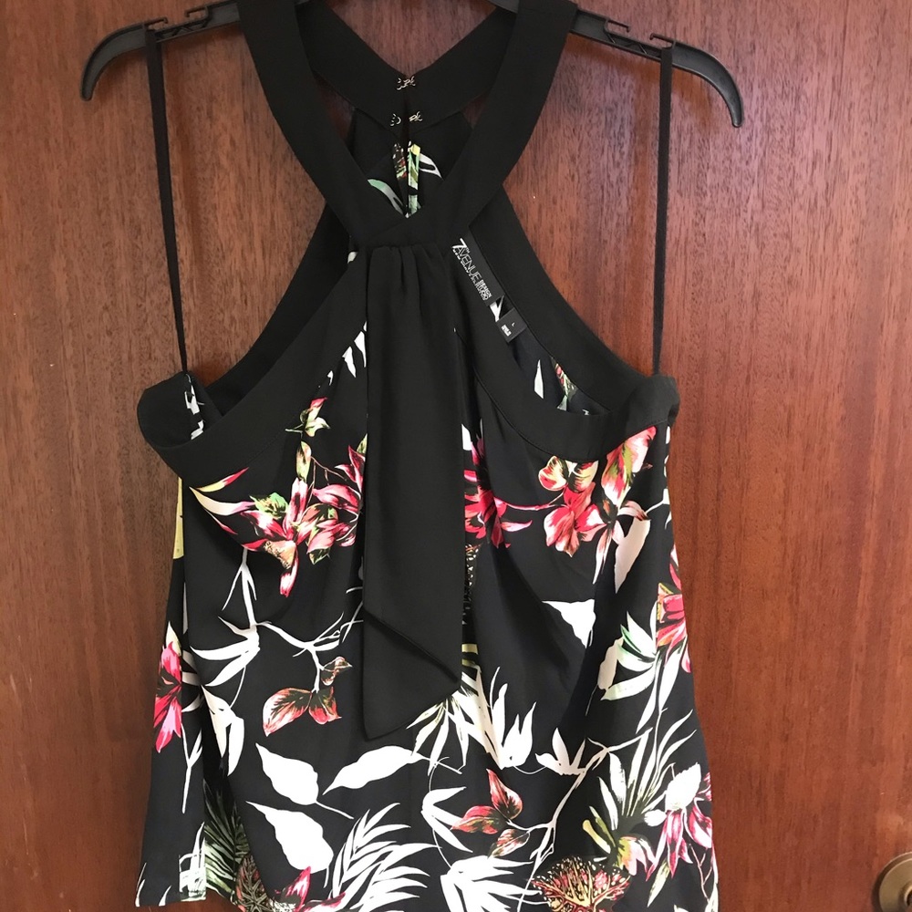 GORGEOUS black Hawaiian print top!